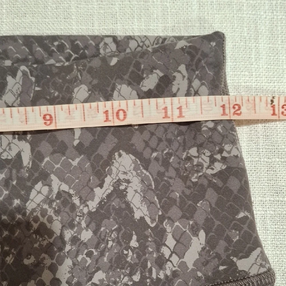 lululemon athletica women's Brown Patterned Leggings Size 6